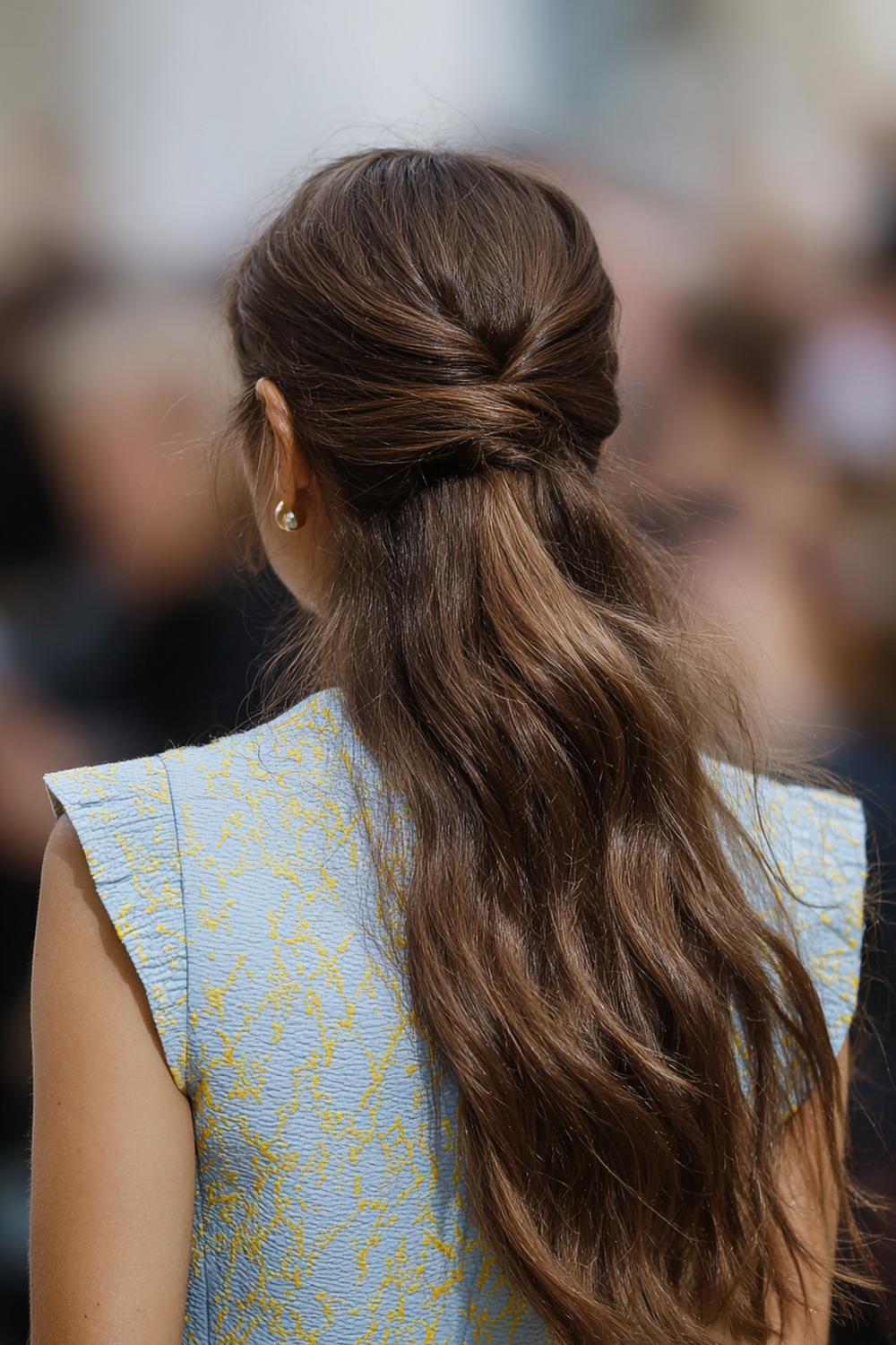 6. Sommer Haare Frauen 2026: Niedriger Dutt im Nacken mit Seitenscheitel