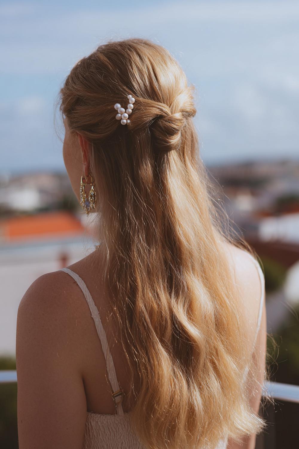 9. Sommer Haare Frauen 2026: Half-up Twist mit Perlenklammer