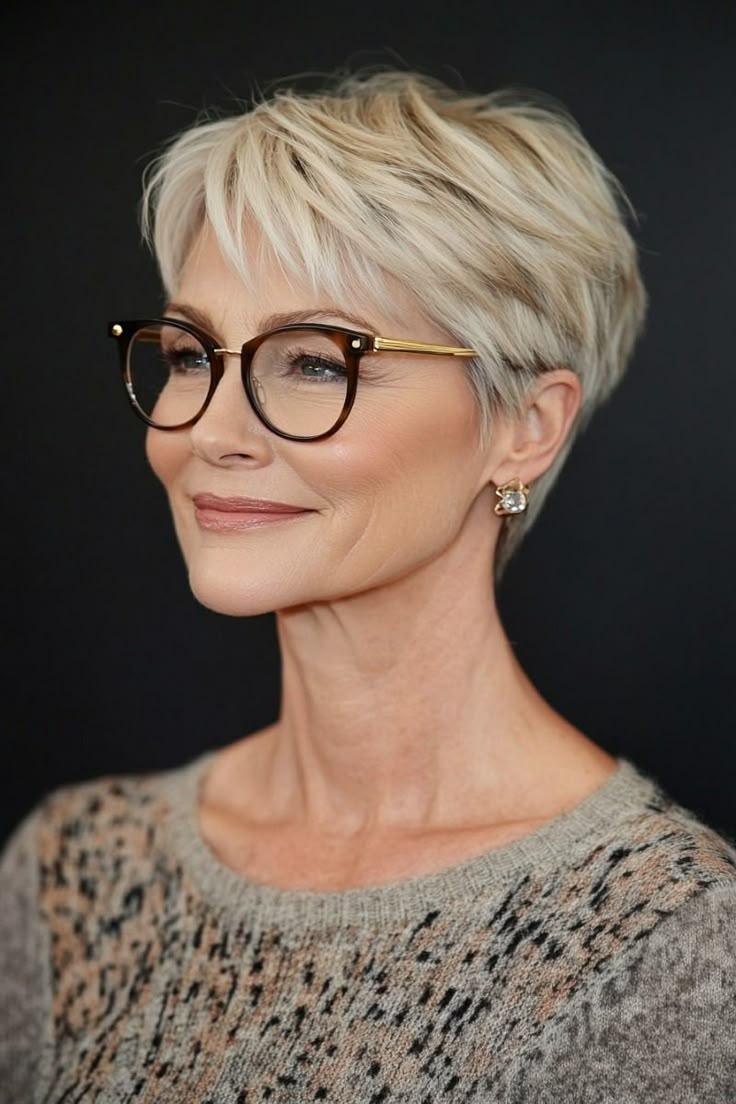 Kurze Frisuren mit Brille ab 50 die wirklich passen