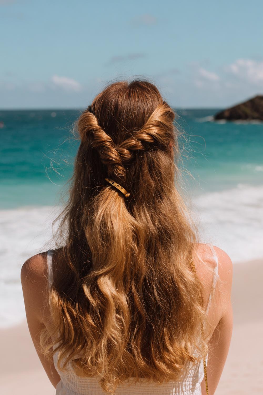 10. Urlaubs Frisuren 2026: Lockere Claw-Clip-Twist im Nacken