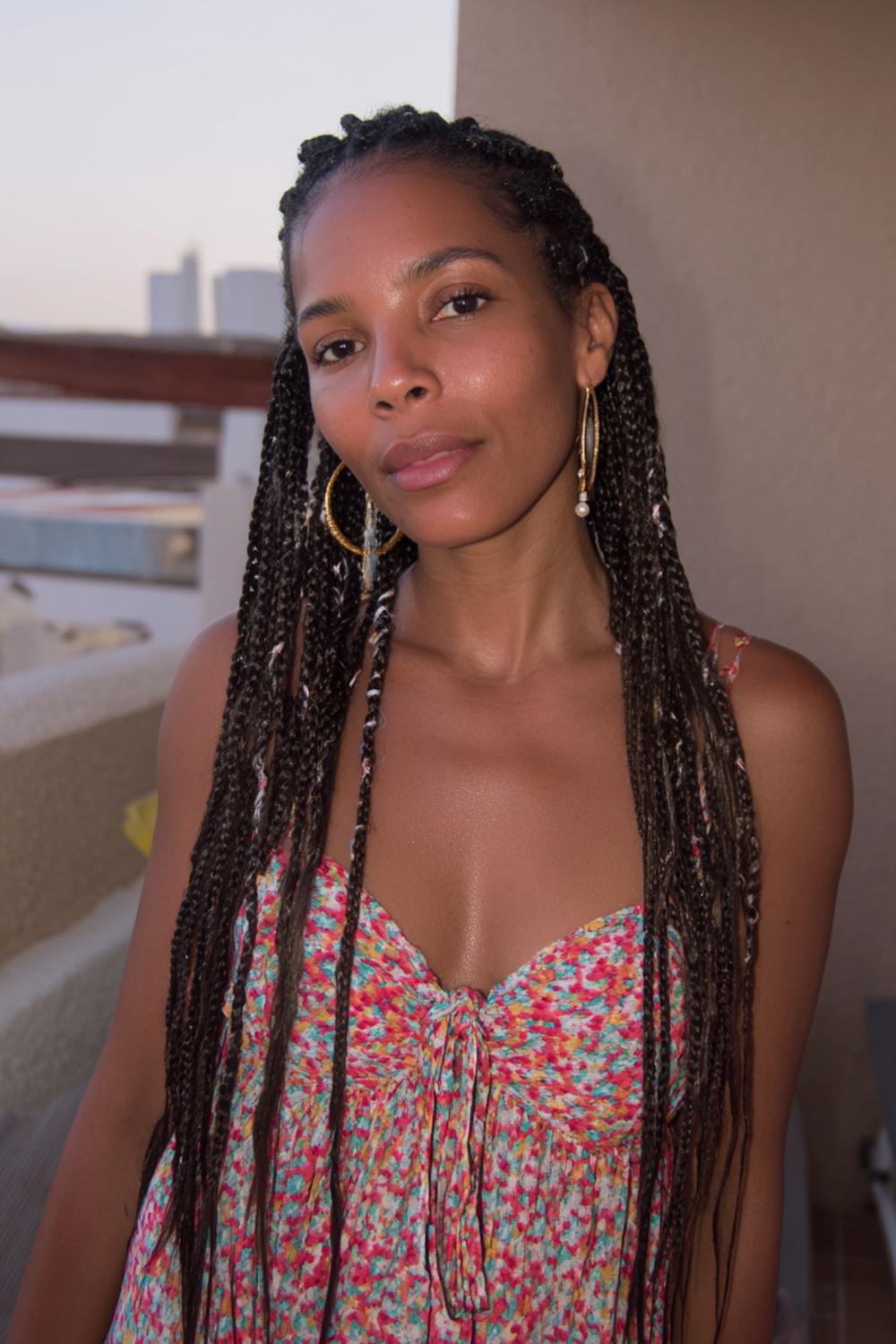 13. Urlaubs Frisuren 2026: Micro-Braids am Haaransatz mit offenen Längen