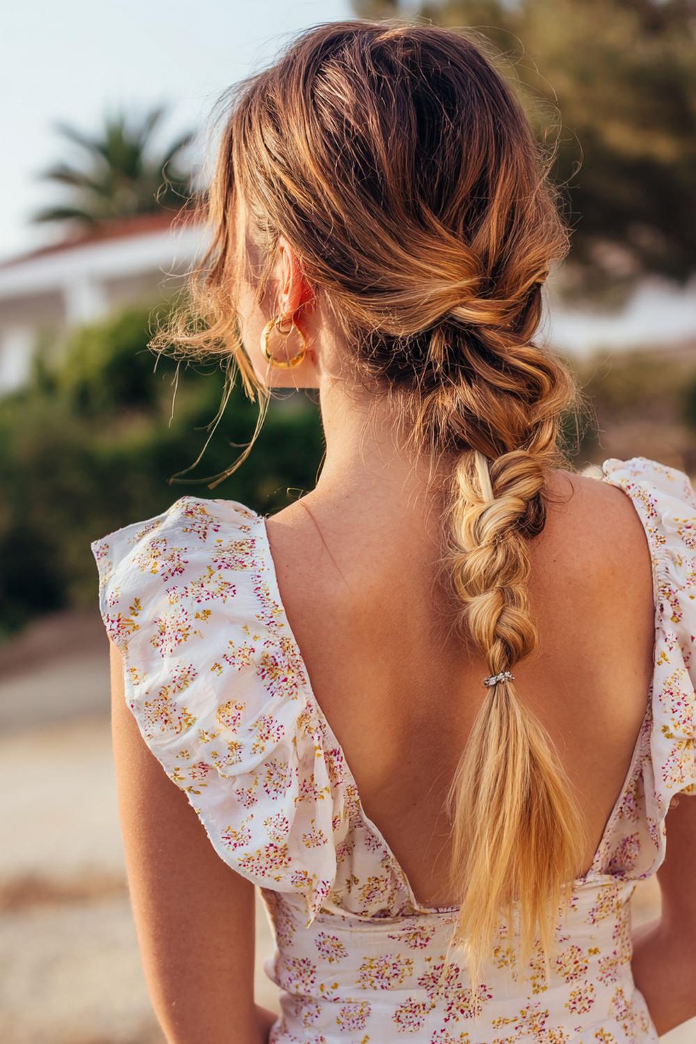 15. Urlaubs Frisuren 2026: Niedriger Knoten mit geflochtener Basis