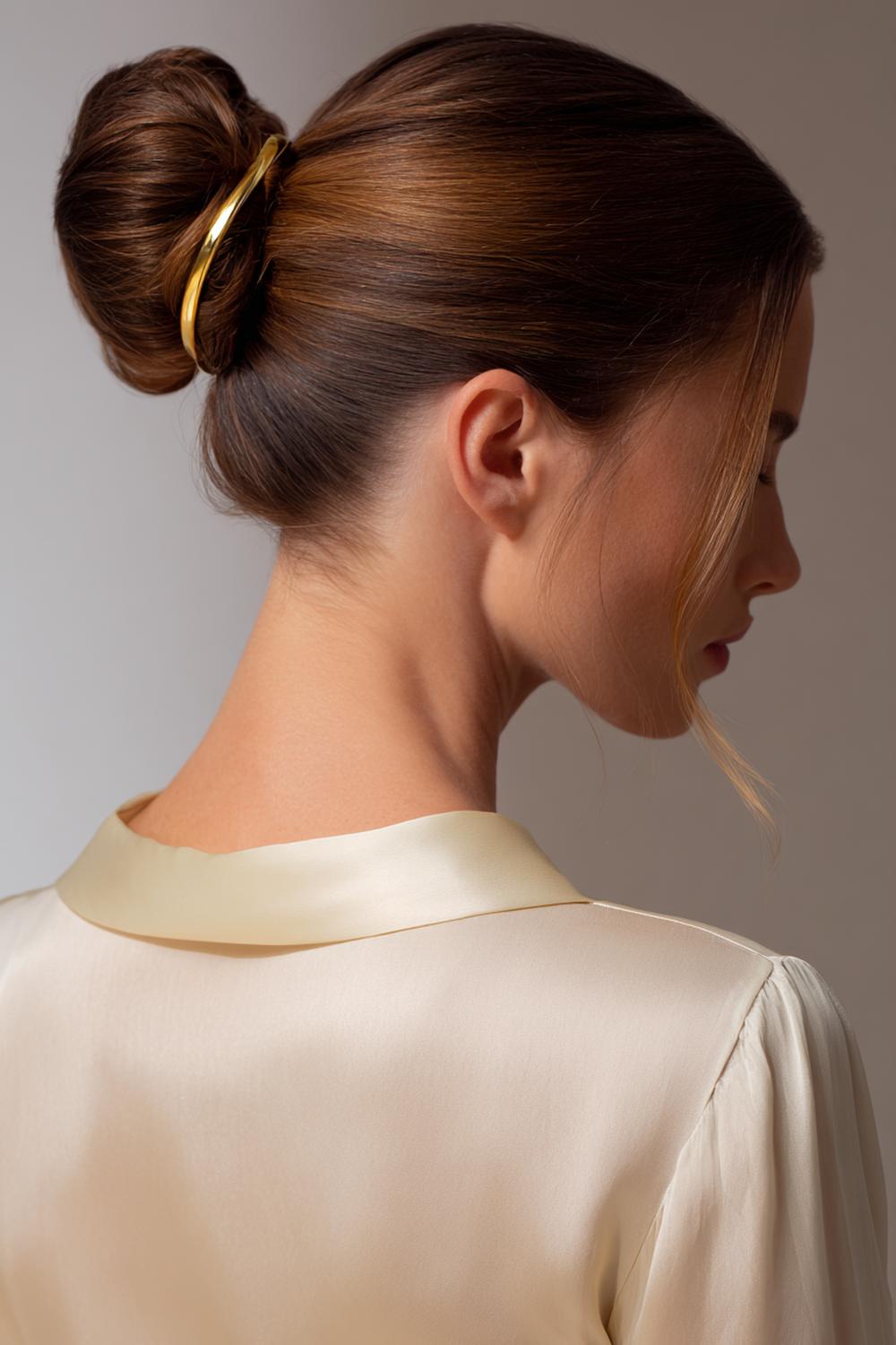 2. Urlaubs Frisuren 2026: Tiefer Sleek Bun mit Goldspange