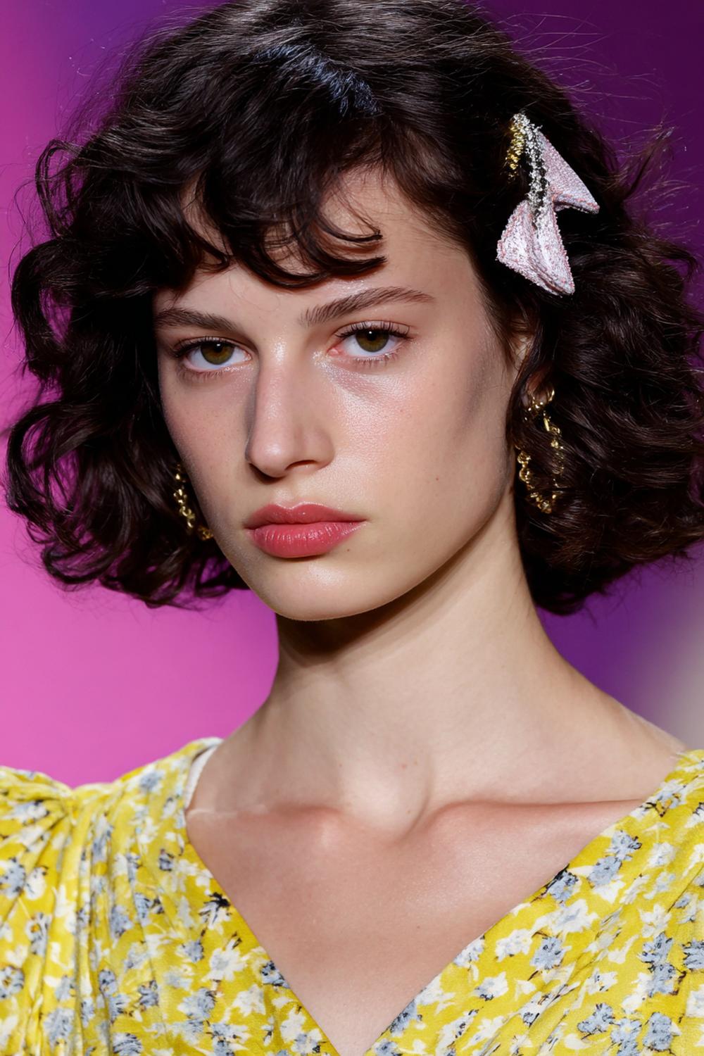 21. Urlaubs Frisuren 2026: Seitenscheitel-Bob mit Salztextur und Klammer