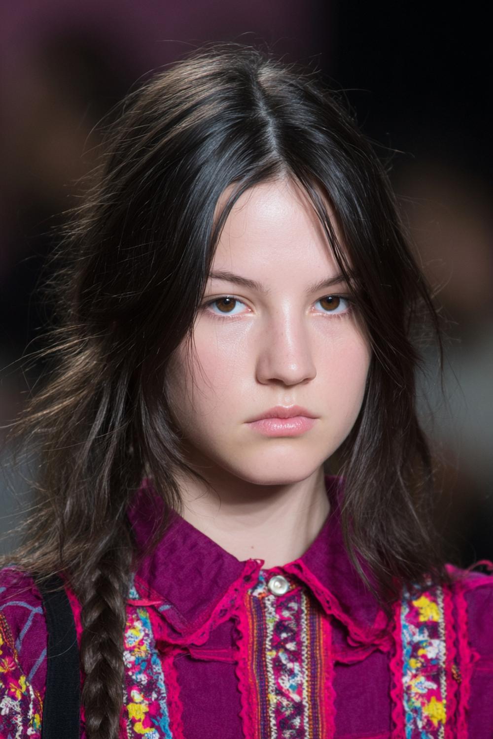 22. Urlaubs Frisuren 2026: Glatter Middle-Part-Zopf mit Haarmanschette