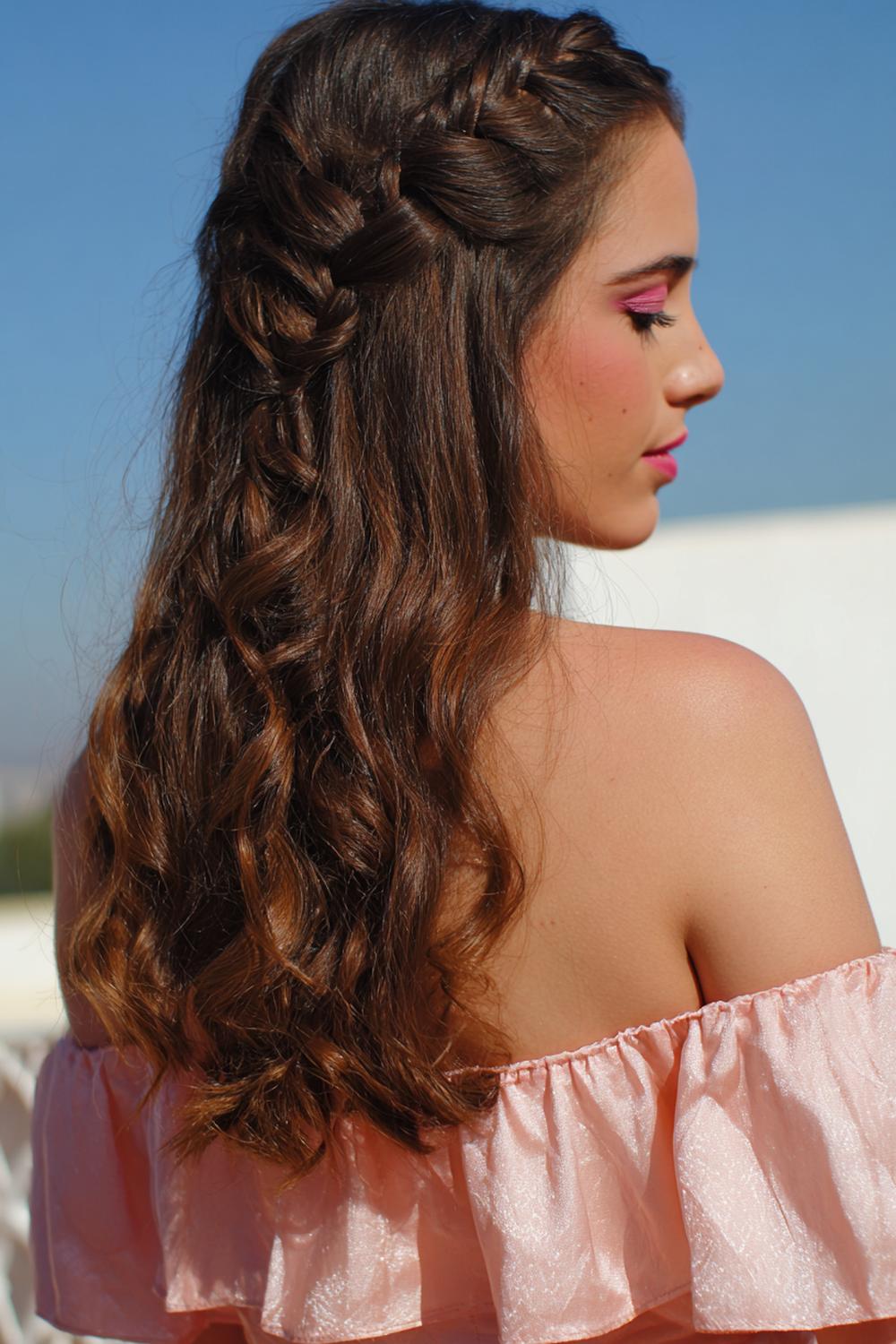 23. Urlaubs Frisuren 2026: Wasserfallzopf mit softem Rosé-Make-up-Look