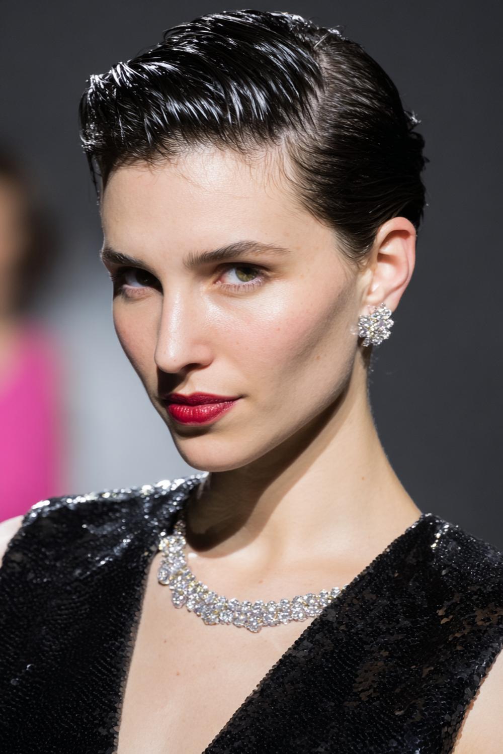 25. Urlaubs Frisuren 2026: Slicked-Back Pixie mit Glanzfinish