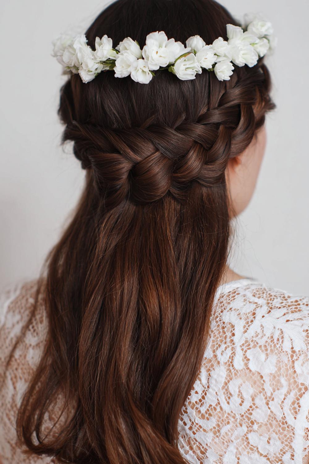 3. Urlaubs Frisuren 2026: Geflochtener Crown Braid mit Babyhaaren
