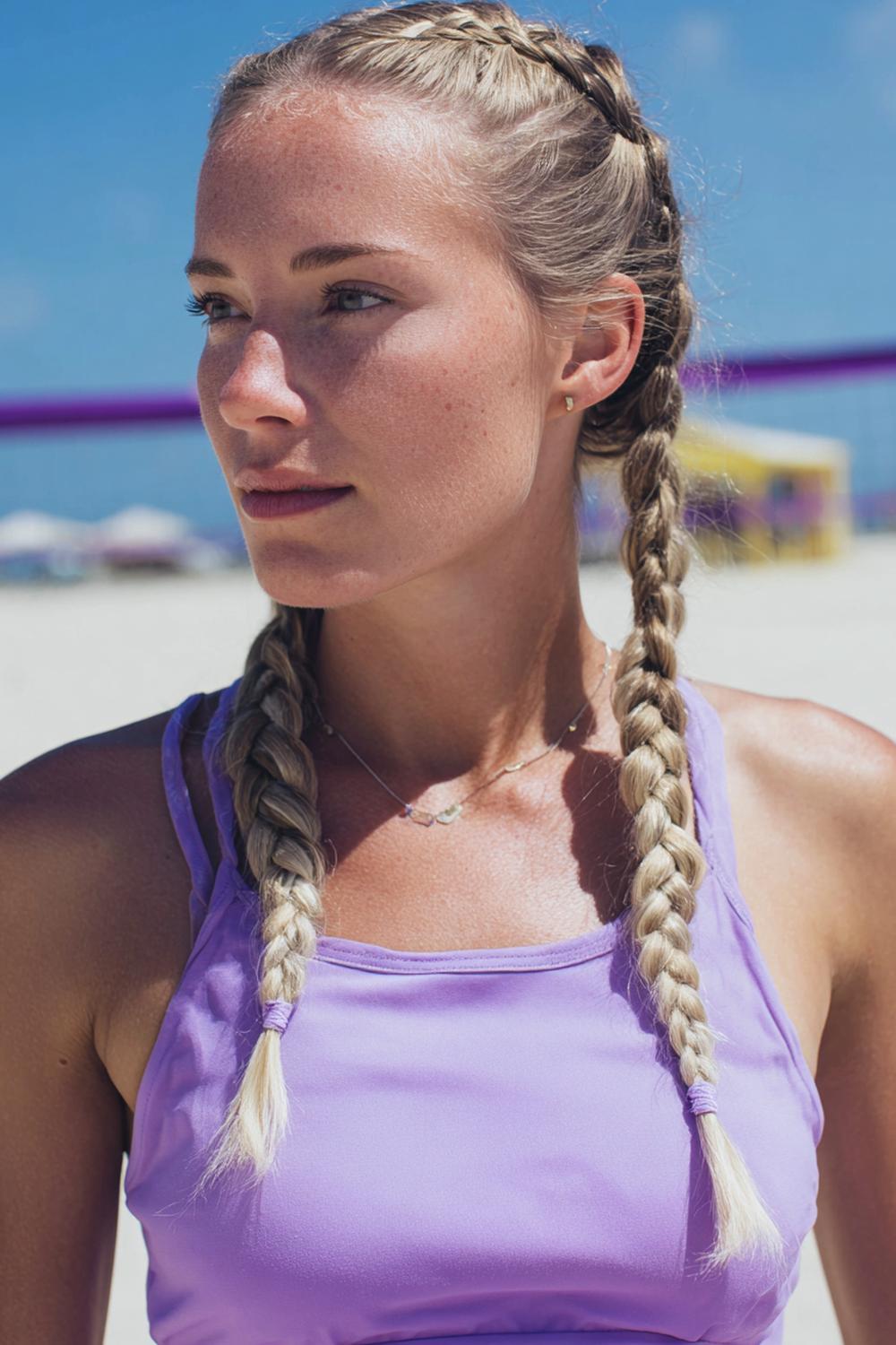 7. Urlaubs Frisuren 2026: Zwei Boxer Braids für Strandvolleyball